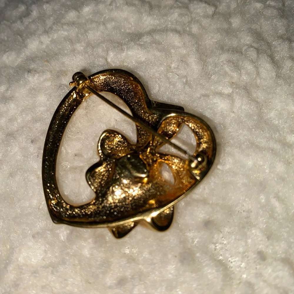 Elegant Gold Heart Brooch with Red Gem‎